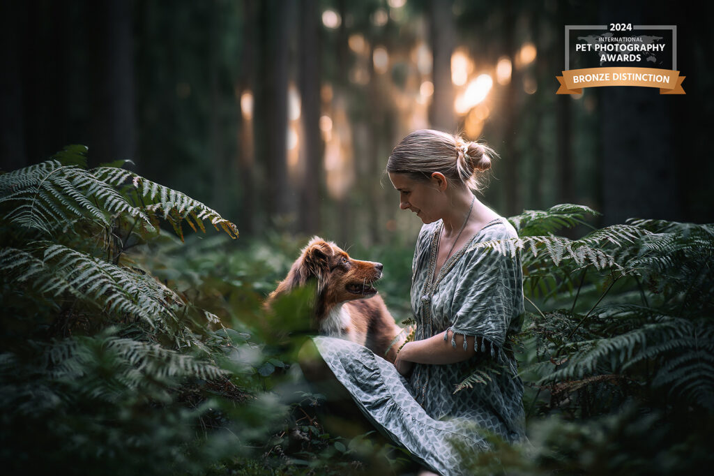 Auszeichnung Foto Award Gewinn Bronze: Frau mit Hund im Wald