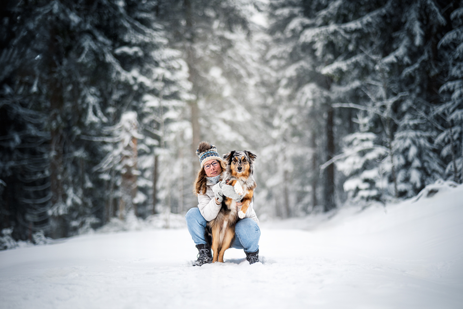 Herzensverbindung Hund und Frau im Schnee