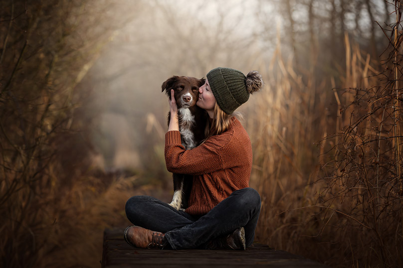 Frau küsst ihren Aussie beim Hundefotoshooting in Ingolstadt, Herbststimmung im Schilf
