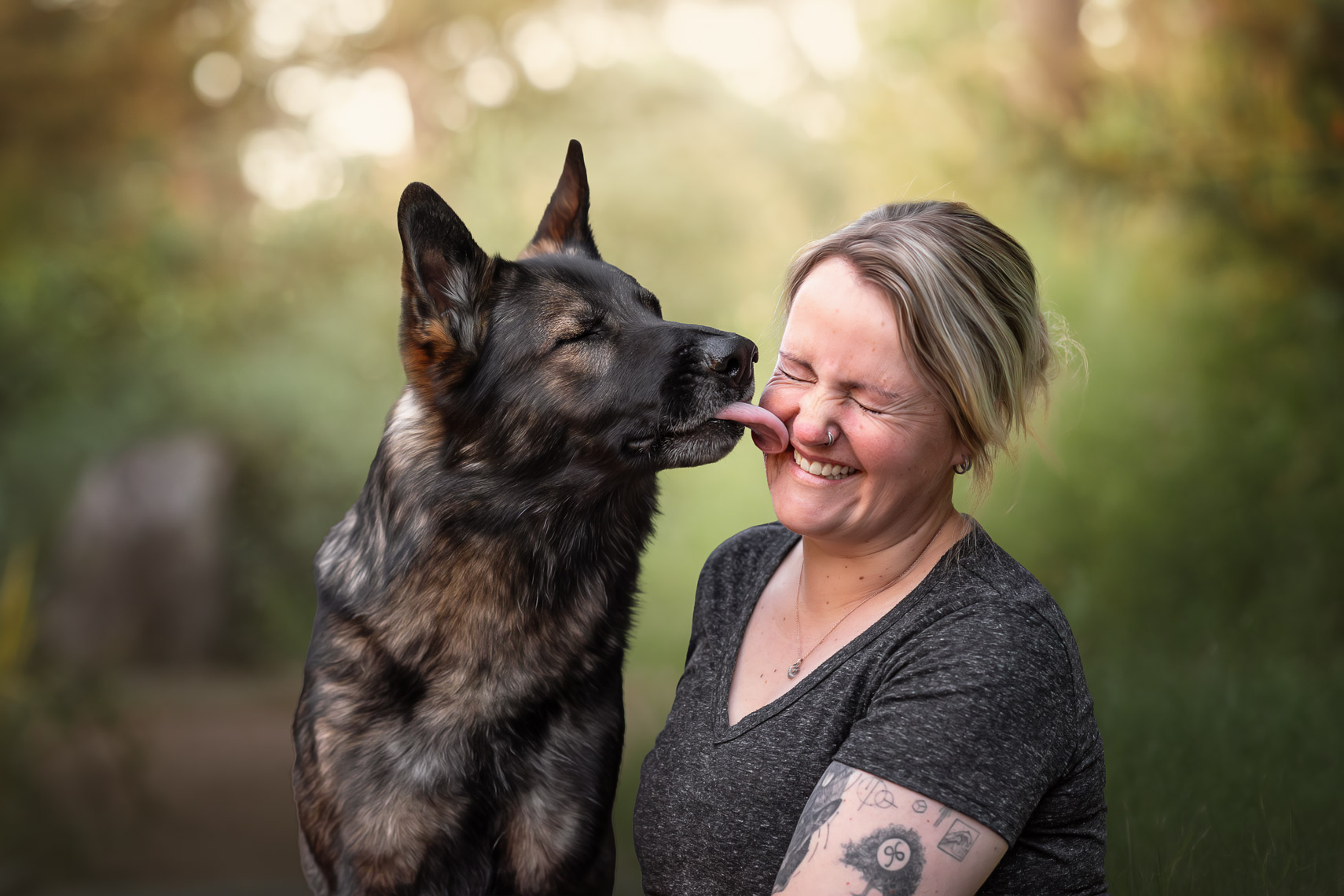 Lachende Frau mit Deutschem Schäferhund beim Hundefotoshooting Ingolstadt, authentischer Moment mit Hund